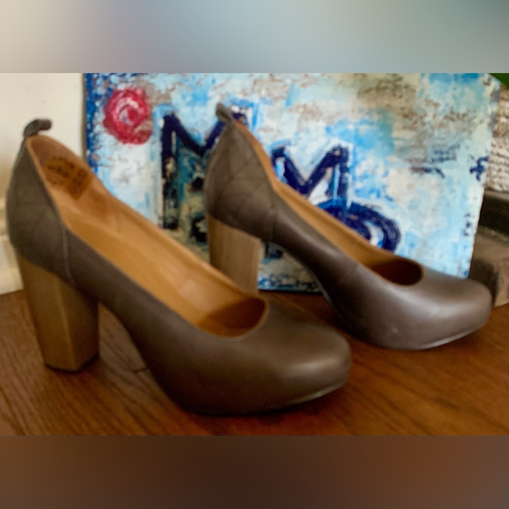 J SHOES Grey Leather Size 39 Round Closed toe Wood Heel Pull Tabs